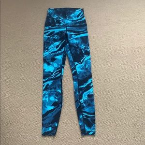 Lululemon blue and black tie dye/marble leggings